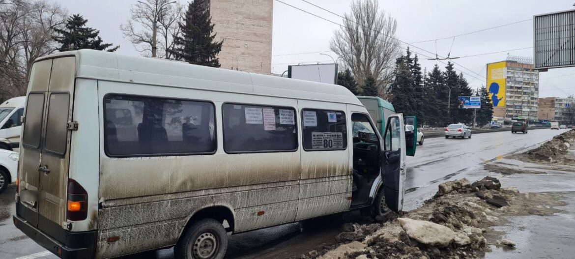 На дамбе в Запорожье столкнулись две маршрутки