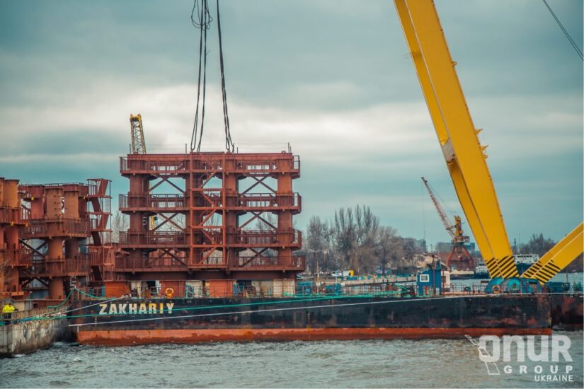 Кран «Захарий» приступил к строительству моста в Запорожье