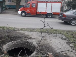 В Мелитополе из канализационного люка спасли собаку