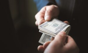 В Запорожье будут судить чиновника за присвоение денег от ремонта домов