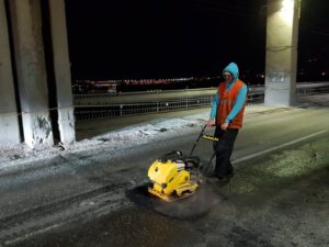У Запоріжжі комунальники клали асфальт вночі