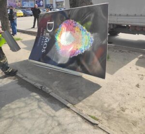 В центре Запорожья убрали незаконную рекламу ювелирной сети Demos