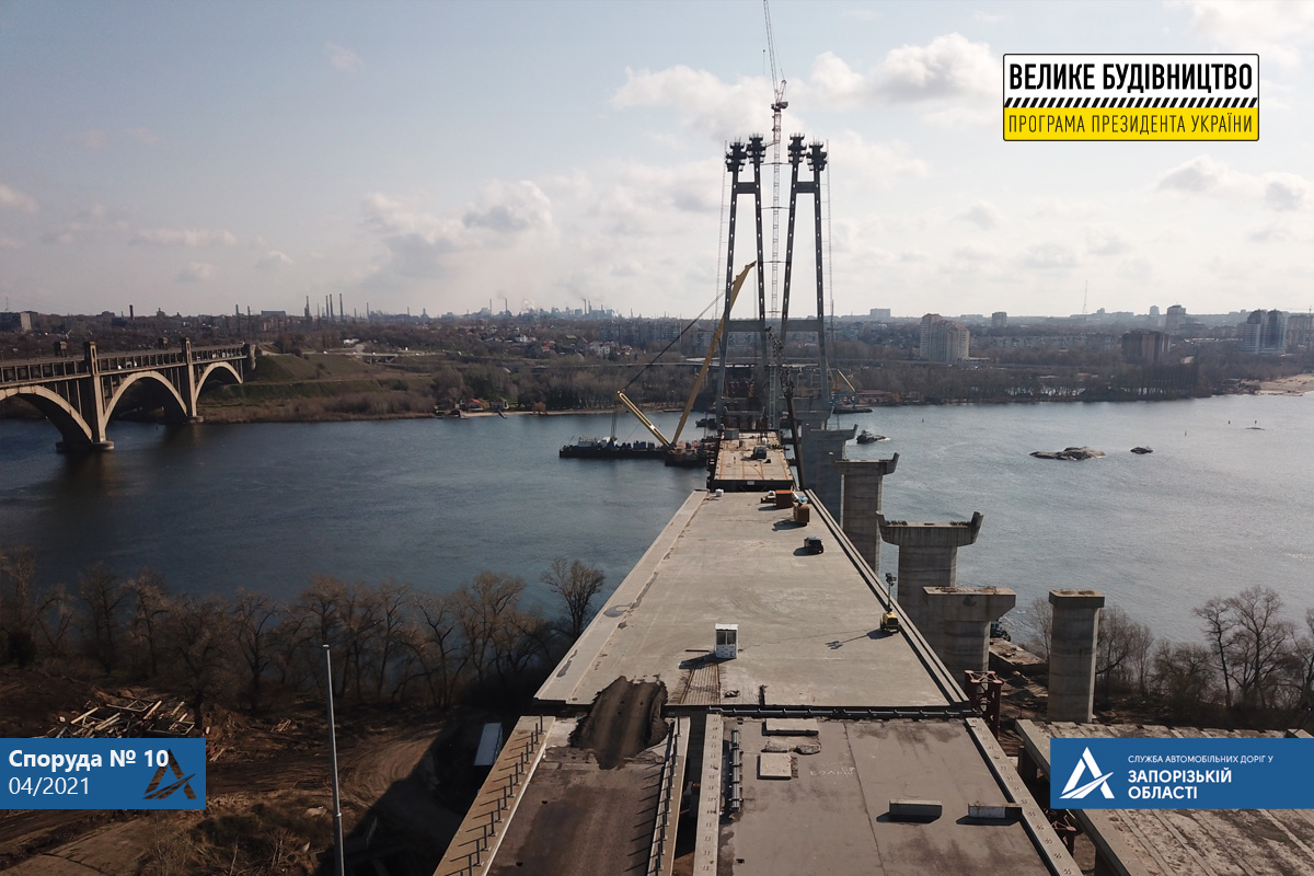 В Запорожье устанавливают временные опоры вантового моста