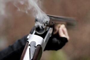 Батьки дівчини, яка вистрілила подрузі в обличчя, виплатять понад мільйон гривень