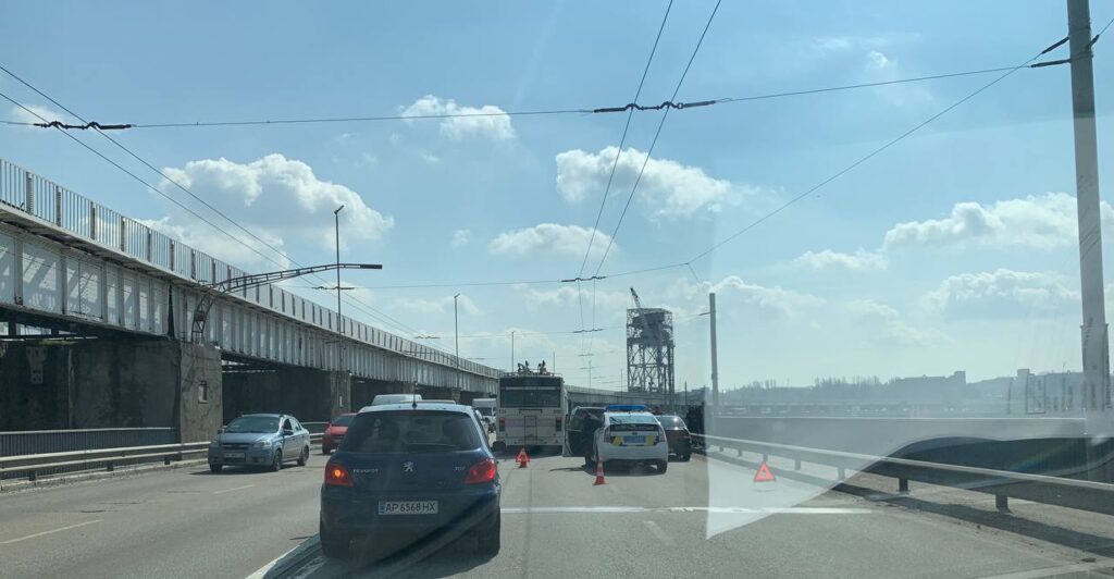 Возле ДнепроГЭС из-за аварии образовалась пробка