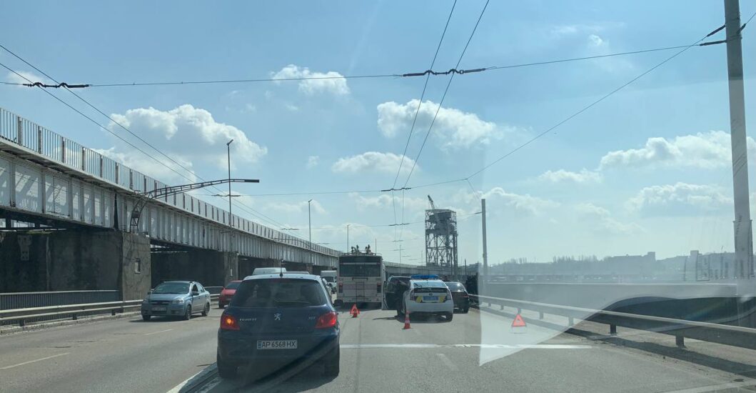 Возле ДнепроГЭС из-за аварии образовалась пробка