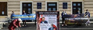 Під стінами запорізької мерії з’явилися портрети Медведчука та Шарія