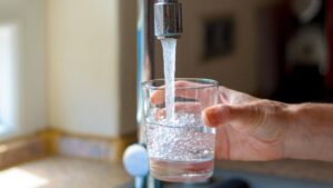 Чому в Запоріжжі брудна вода та як її можна покращити