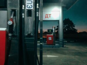 Бензин снова подорожал: Минэкономики подняло цены на топливо