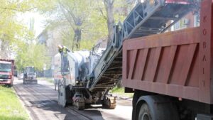 У Запоріжжі зрізали старий асфальт