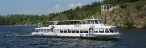 Уздовж берегів Хортиці можна покататися на теплоході: ціни