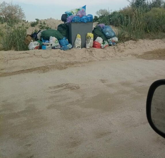 отдыхающие оставили после себя горы мусора
