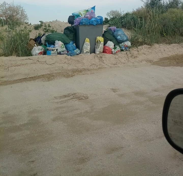 отдыхающие оставили после себя горы мусора