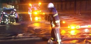 Ливень в Запорожье: спасатели вытаскивали автомобили с воды: ФОТО