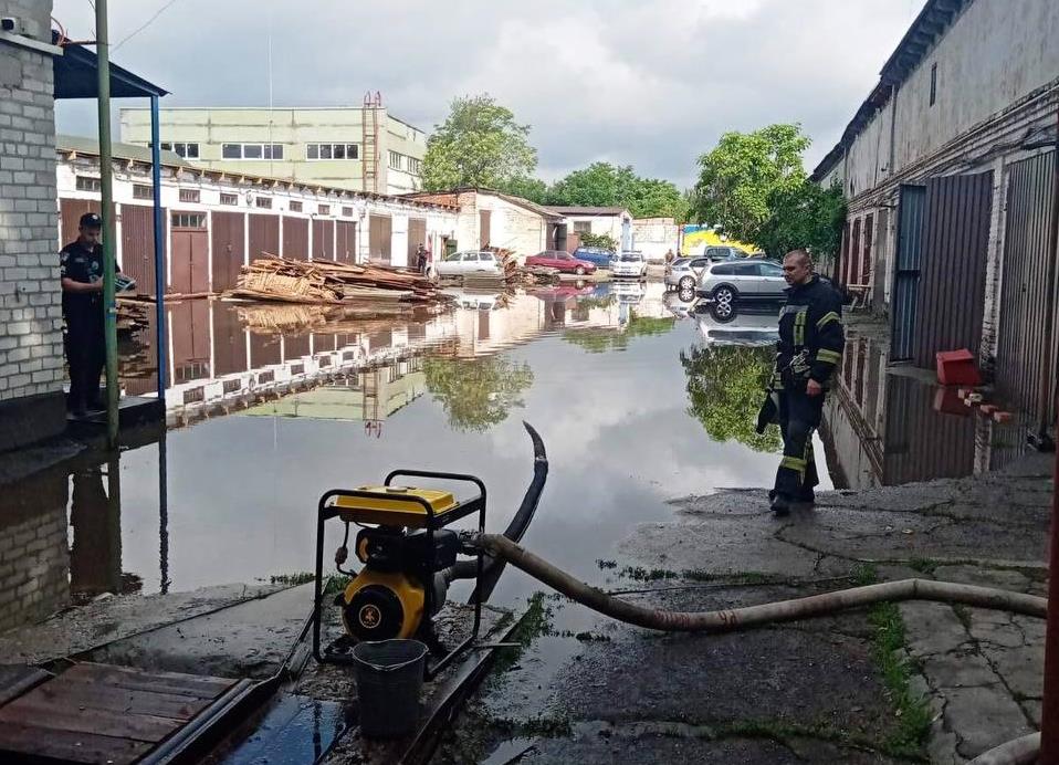 Потоп в Запорожье - спасатели откачали 200 кубометров воды