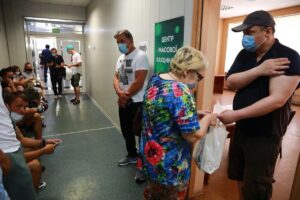 В Центр вакцинации в Запорожье приходит 200 человек в день