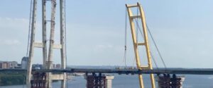 Плавкран “Захарий” доставил последнюю секцию вантового моста