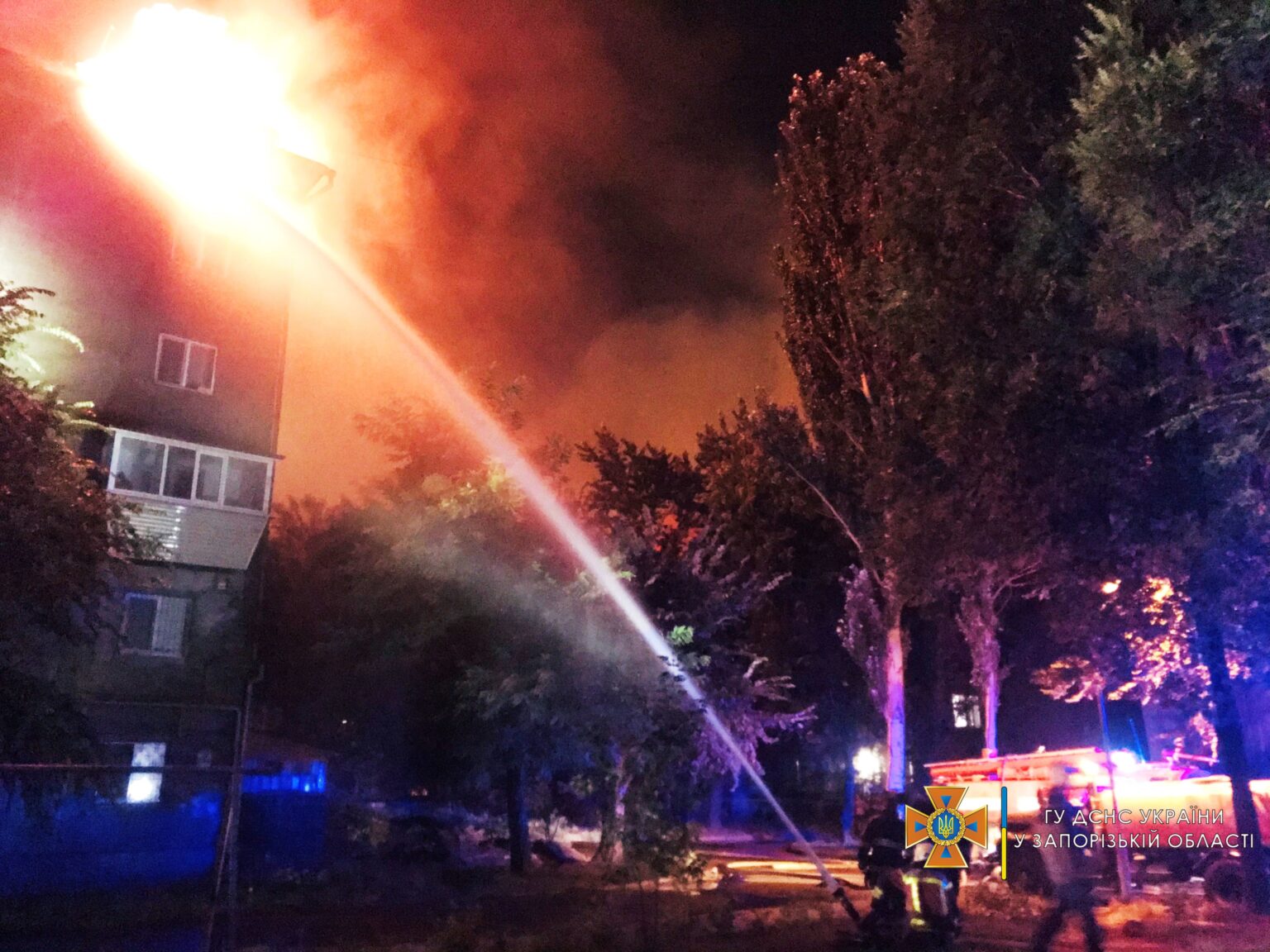 Что происходит сейчас на месте взрыва в жилом доме в Запорожье