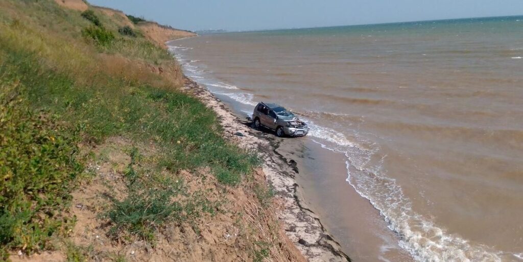 В Бердянской районе автомобиль покатился и упал с обрыва