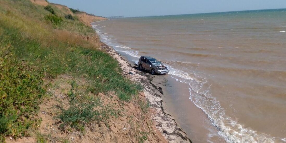 В Бердянской районе автомобиль покатился и упал с обрыва