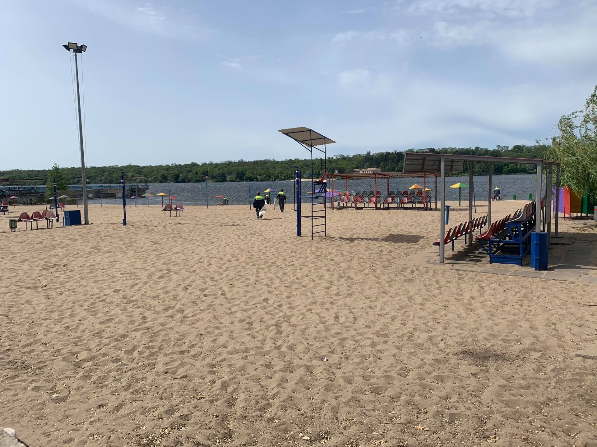 Вода на запорожских пляжах и в Азовском море стала безопаснее: подробности
