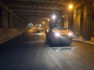 В центре Запорожья обновили дорогу под мостом