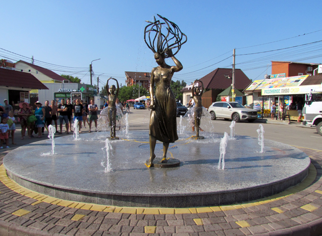 На Центральной площади в Кирилловке появилась новая скульптура