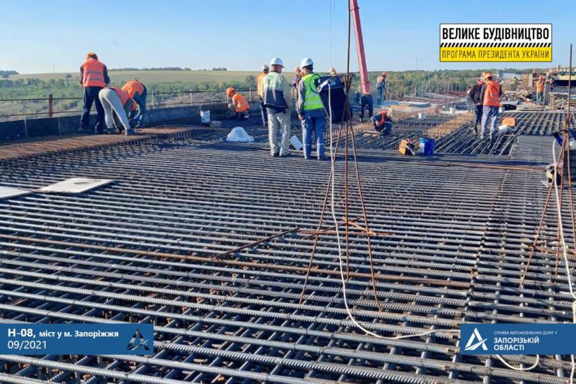 Балковый мост в Запорожье: строители бетонируют пролет