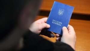 Для выхода на пенсию украинцам придется работать дольше: новые требования к стажу