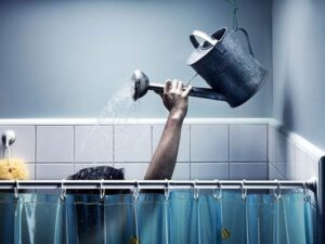 На центральном проспекте Запорожья один из домов отключили от водоснабжения на четверо суток