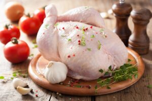 Куриное мясо с сальмонеллой могло попасть в запорожские супермаркеты