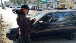 За неправильно припаркованные автомобили на Металлургов массово штрафуют