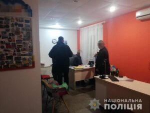 Поддельные COVID-тесты продавали в турагентстве Бердянска: подробности