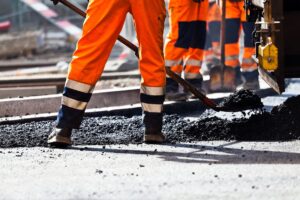 На окраинах Запорожья ремонтируют дороги