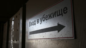 В Запорожье продолжают обновлять простейшие укрытия