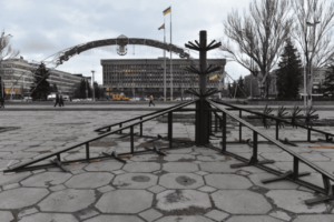 На площади Фестивальной в Запорожье начали устанавливать елку