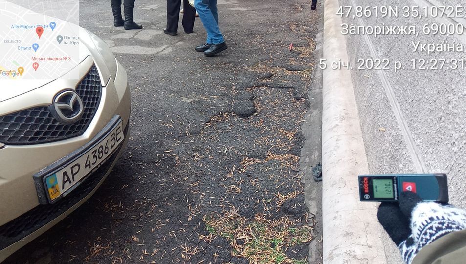 В Запорожье жалуются на водителей, которые паркуются на тротуарах