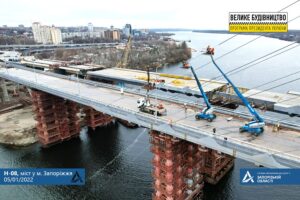 Вантовый мост в Запорожье украшают светодиодной подсветкой (ФОТО)