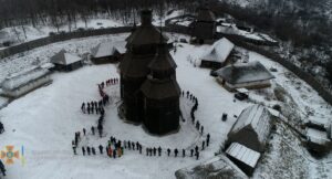 Запорожцы объединились и воспроизвели на Запорожской Сечи карту Украины (ФОТО)