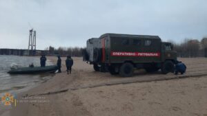 На Центральном пляже в Запорожье спасатели будут дежурить ночью