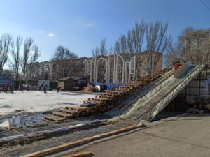 Каток на Фестивальной в Запорожье разберут до понедельника (ФОТО)