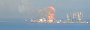 Как выглядит утопленный российский военный корабль «Саратов» в порту Бердянска (ФОТО)