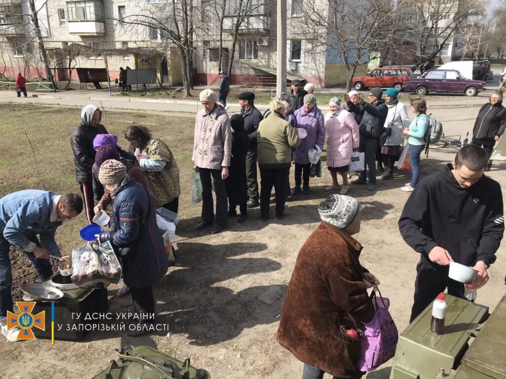 В Токмаке развернули полевую кухню: людей кормят бесплатно