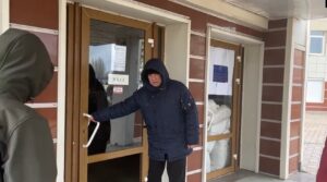 В Энергодаре оккупанты заняли здание мэрии и заперли дверь (ВИДЕО)
