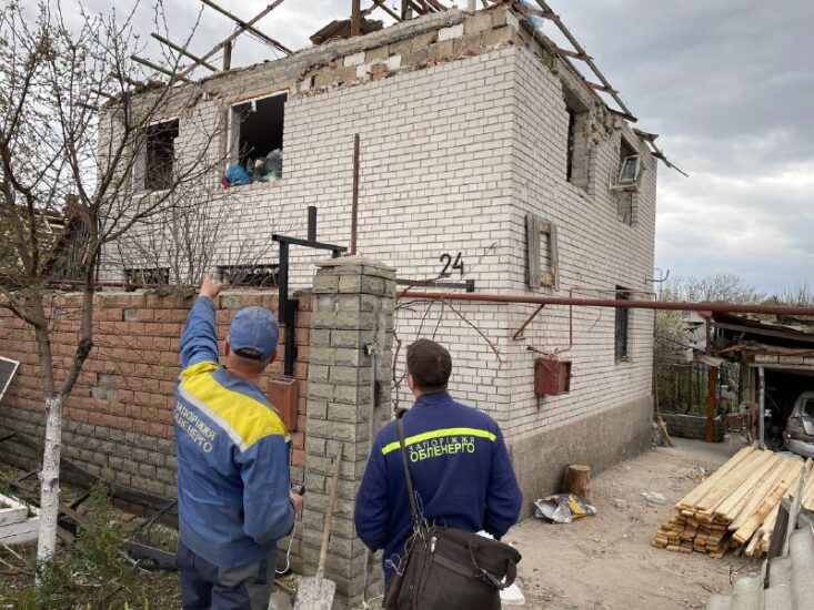 Разрушенные дома в Запорожье после авиаудара восстанавливают