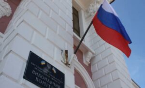 Украинский флаг в Васильевке сняли оккупанты: они заменили его на триколор