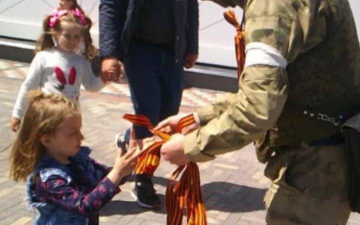 В Мелитополе рашисты раздают георгиевские ленточки детям