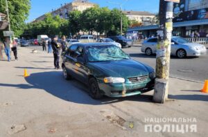 По проспекту Соборному в Запорожье машина врезалась в остановку: есть пострадавшие