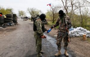 В Мелитополе оккупанты пытают пленных украинцев и снимают с ними лживое видео