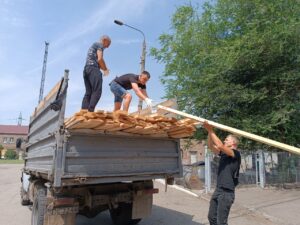 В разрушенные точки Запорожской области доставили стройматериалы